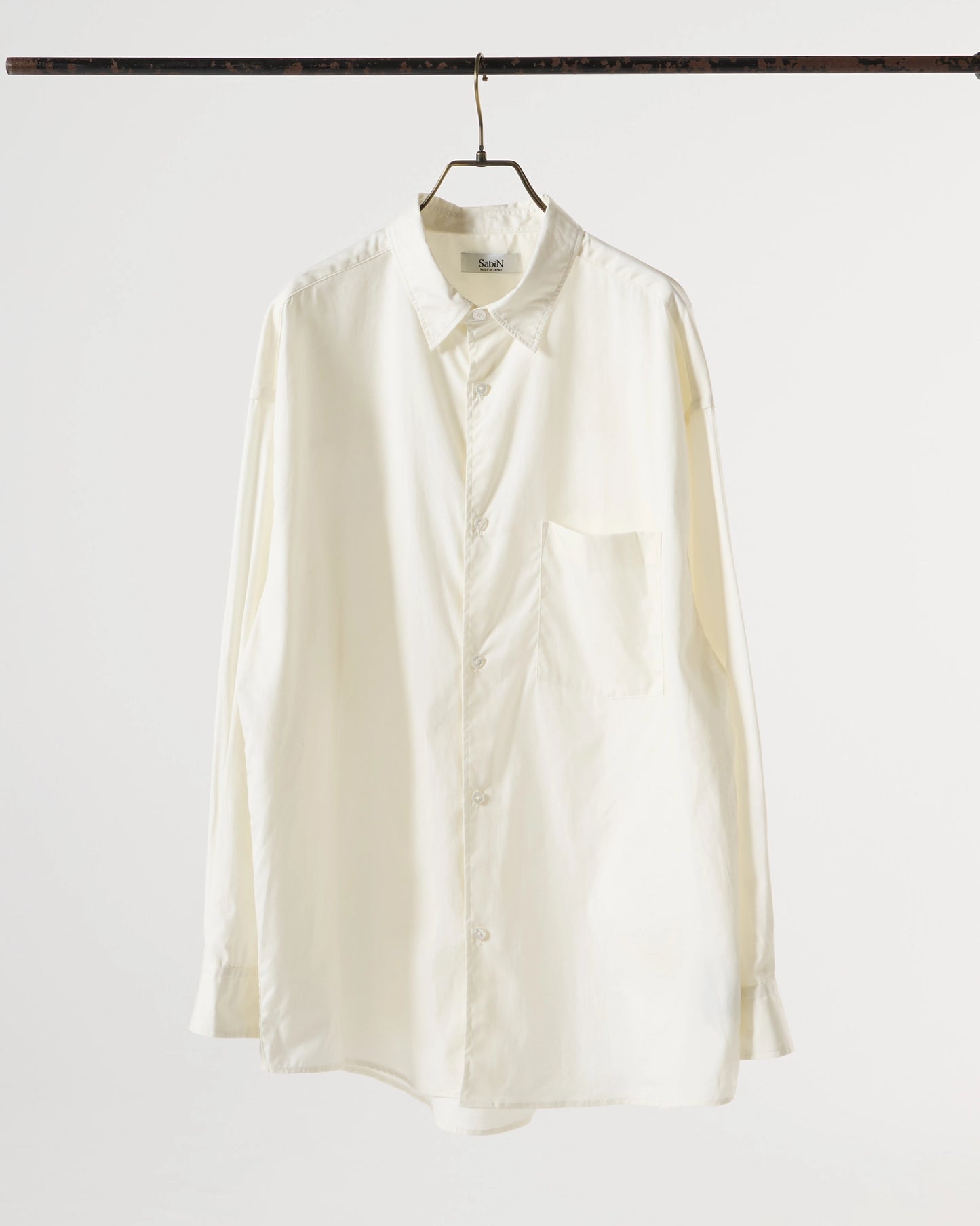 新品⭐︎CADUNEリネン100% 半袖シャツホワイト　定価24200円フリー 新品⭐︎CADUNEリネン100% 半袖シャツホワイト 定価24200円