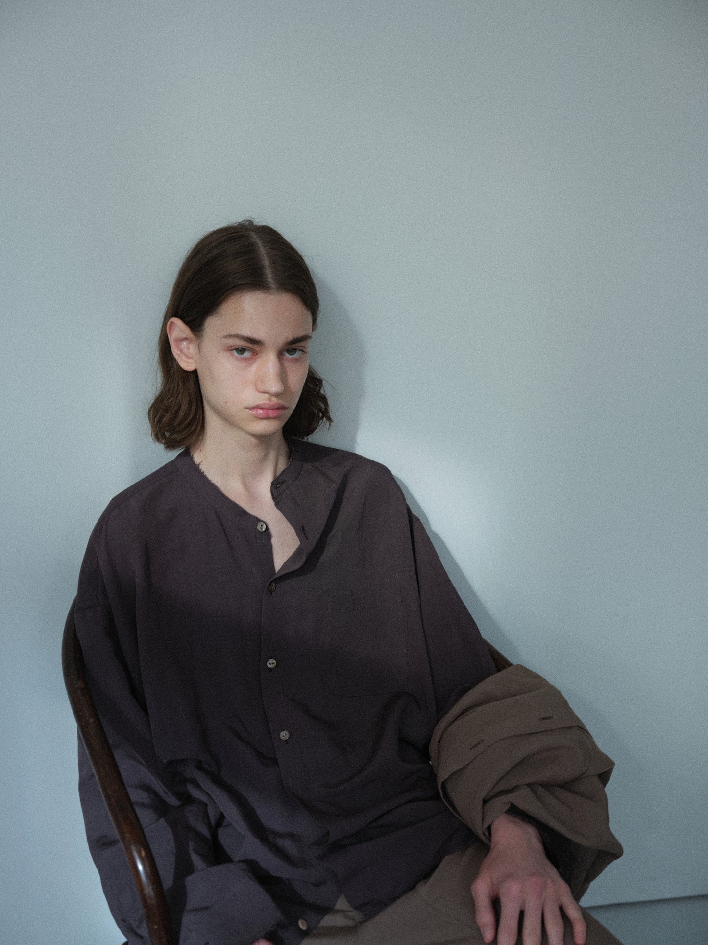 Linen rayon cut off band collar shirt (Charcoal)