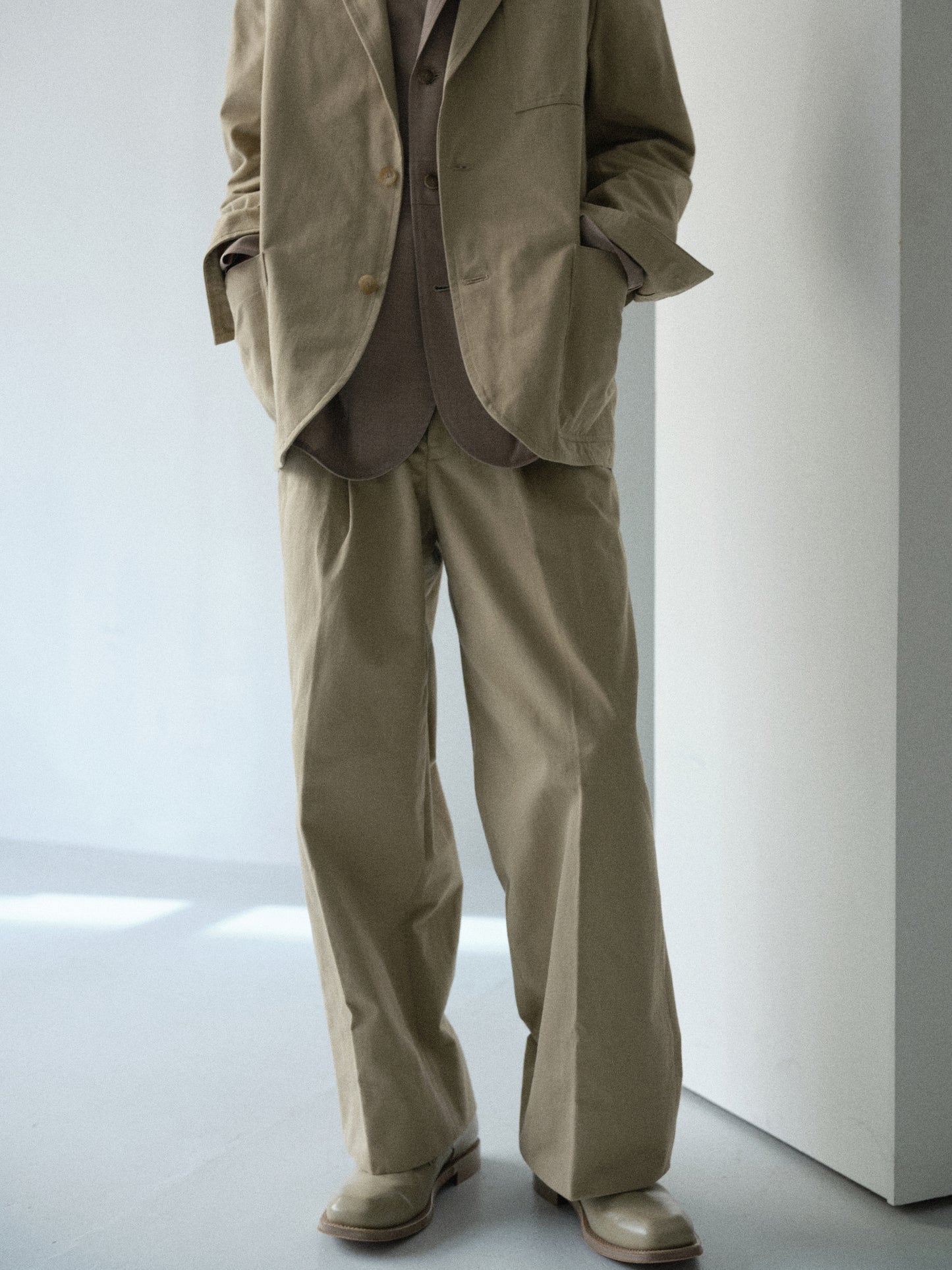 Cotton Cordura twill wide tapered trousers (Beige)