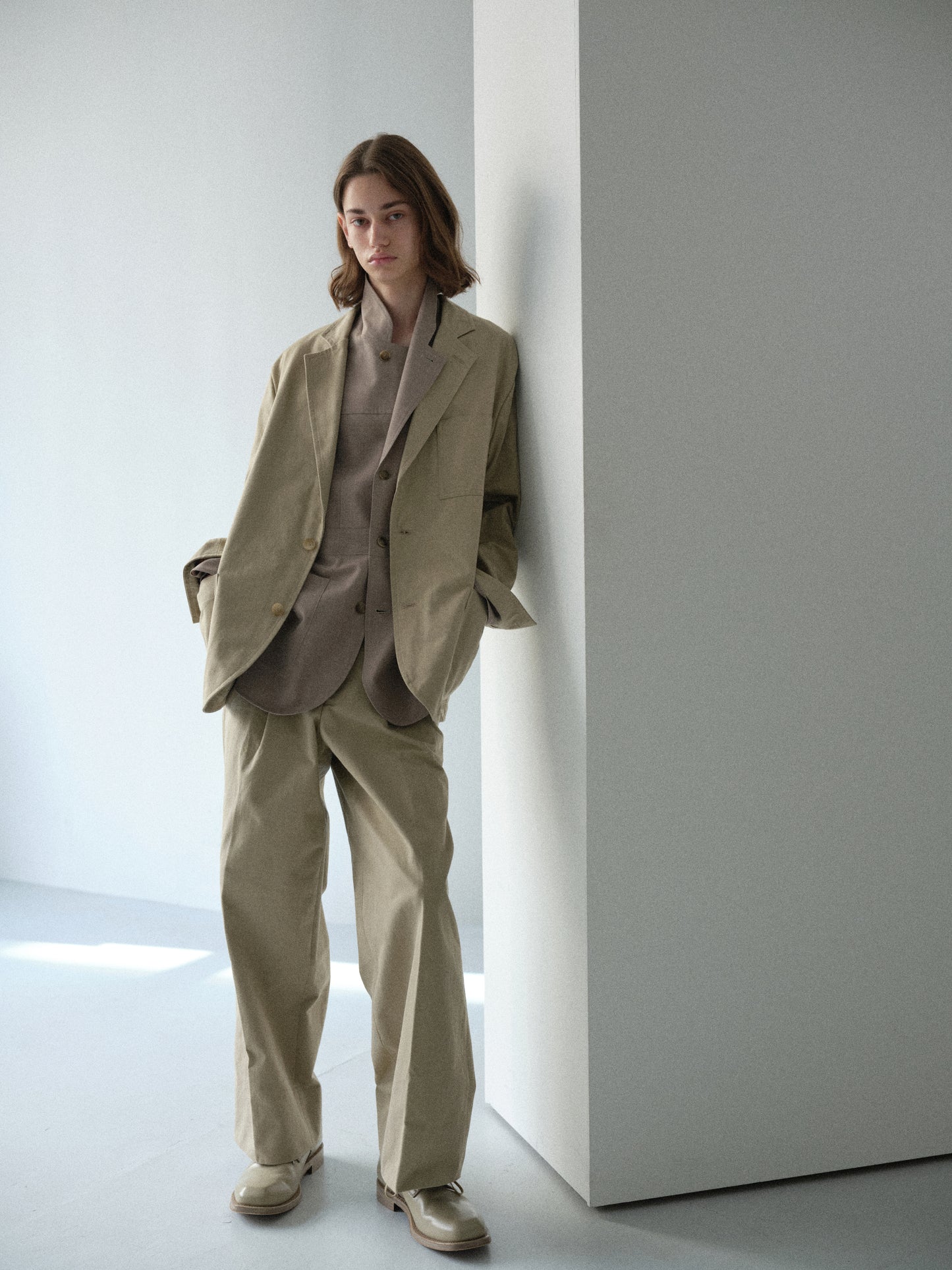 Cotton Cordura twill wide tapered trousers (Beige)