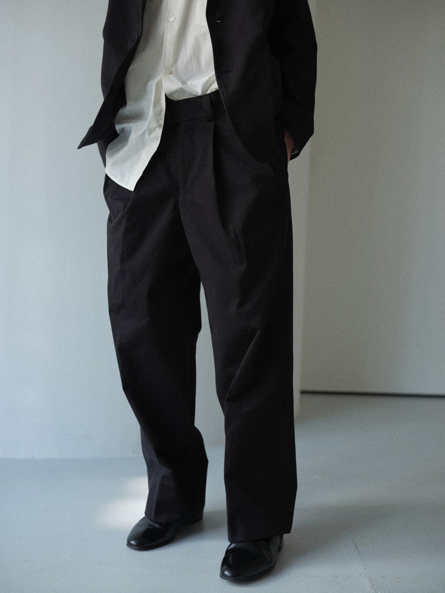 Cotton Cordura twill wide tapered trousers (Black)