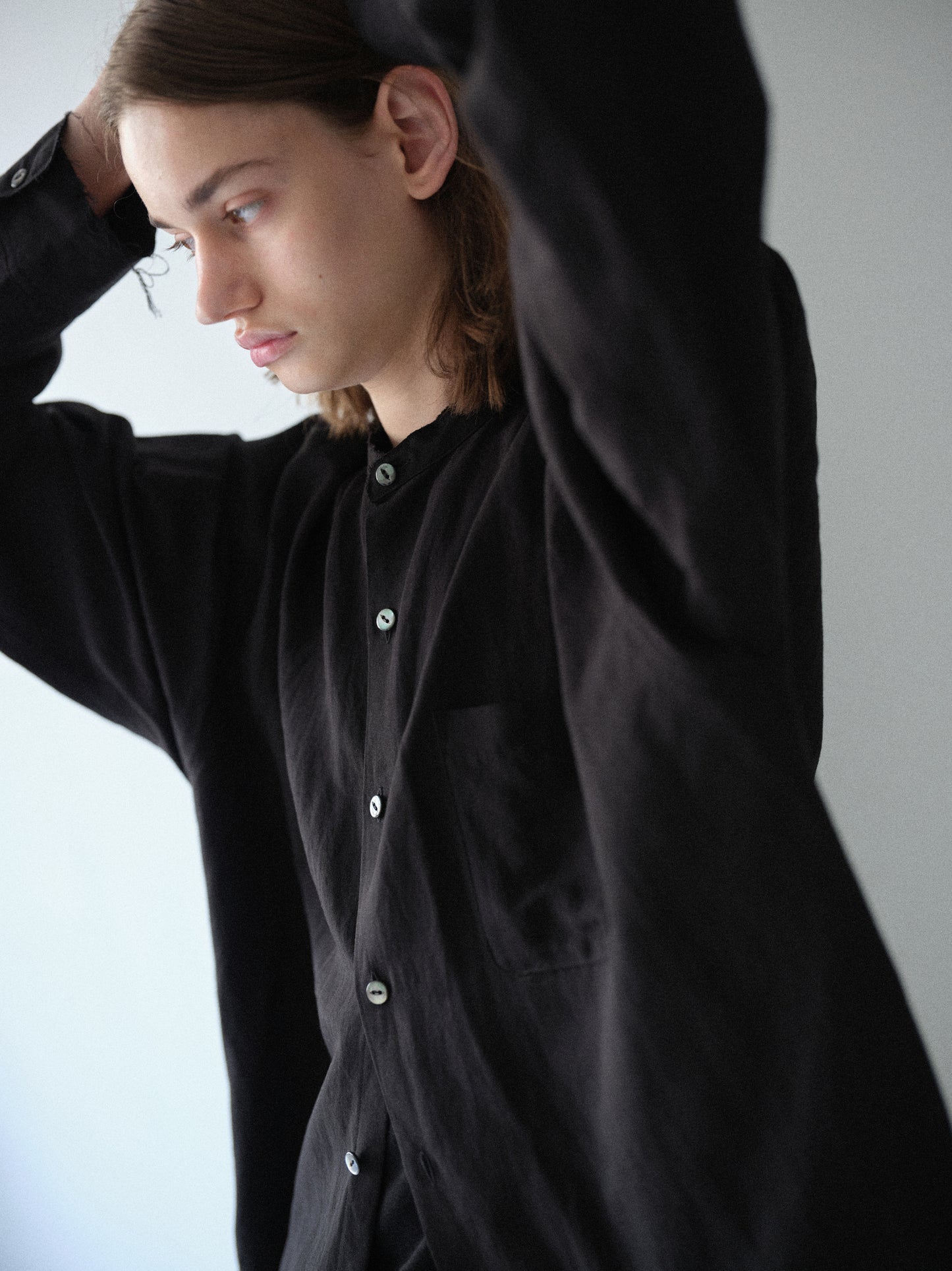 Linen rayon cut off band collar shirt (Black)