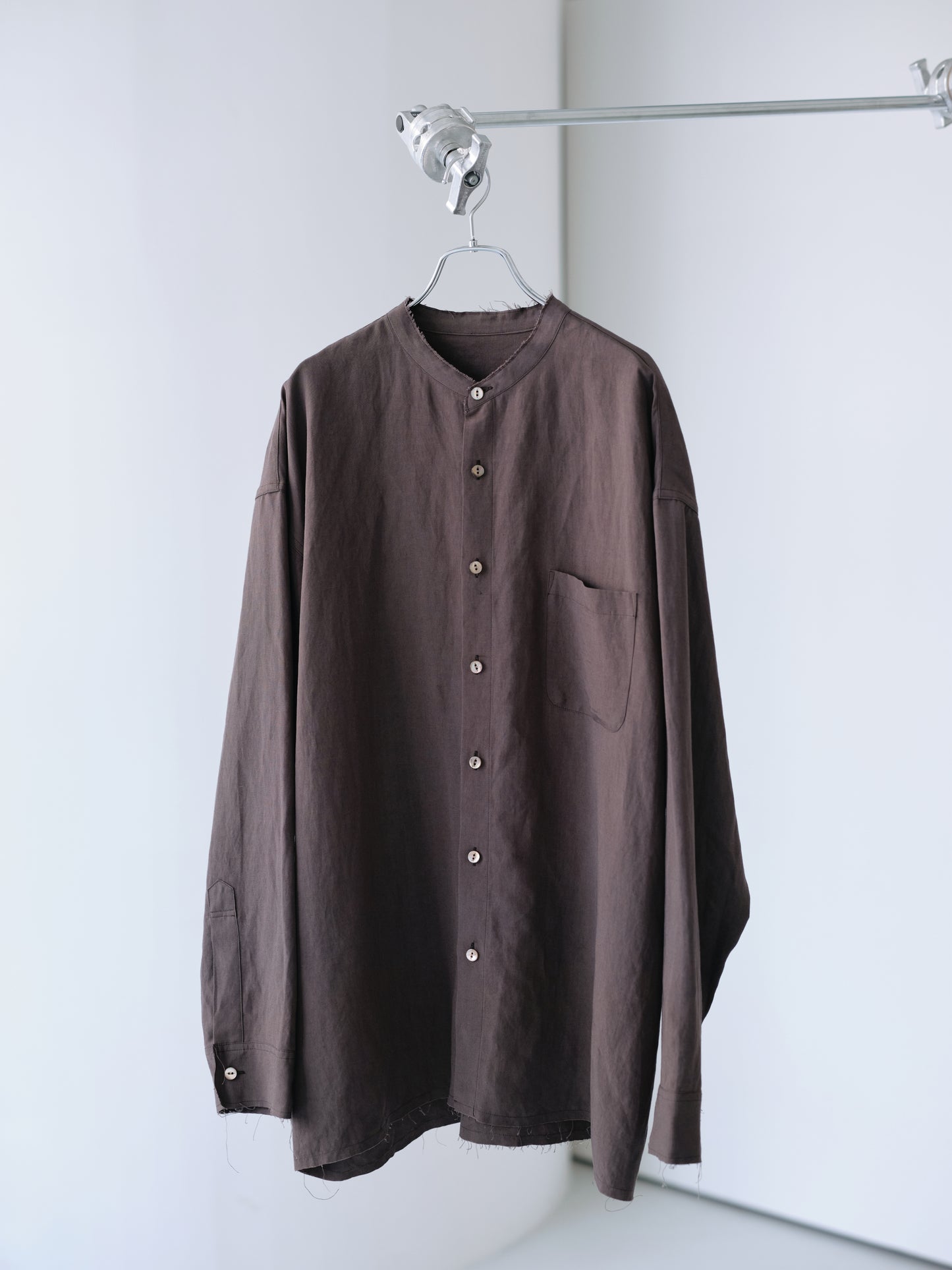 Linen rayon cut off band collar shirt (Charcoal)