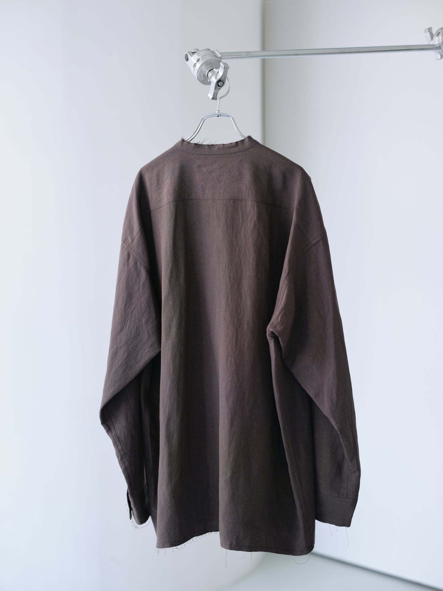 Linen rayon cut off band collar shirt (Charcoal)