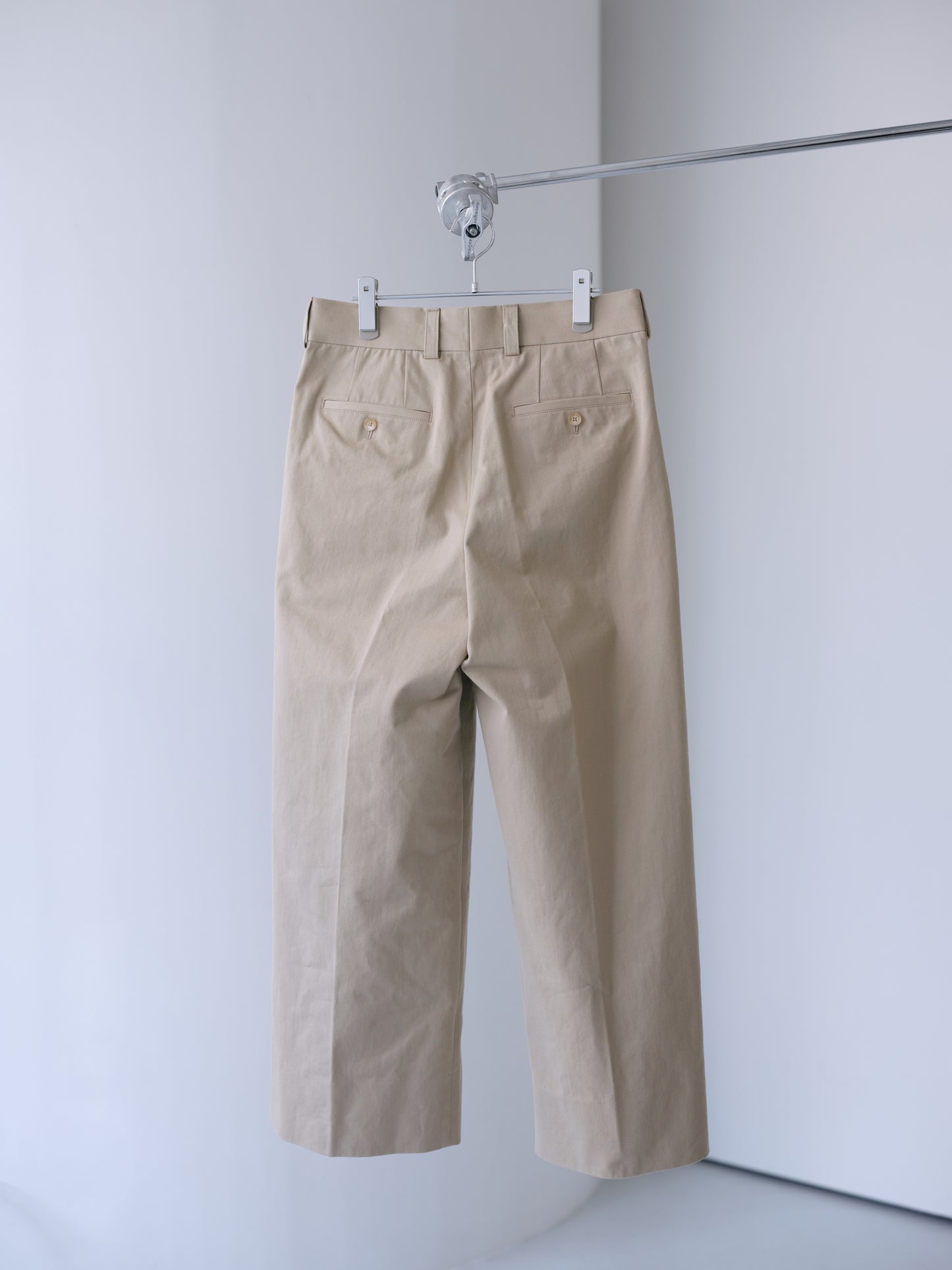 Cotton Cordura twill wide tapered trousers (Beige)